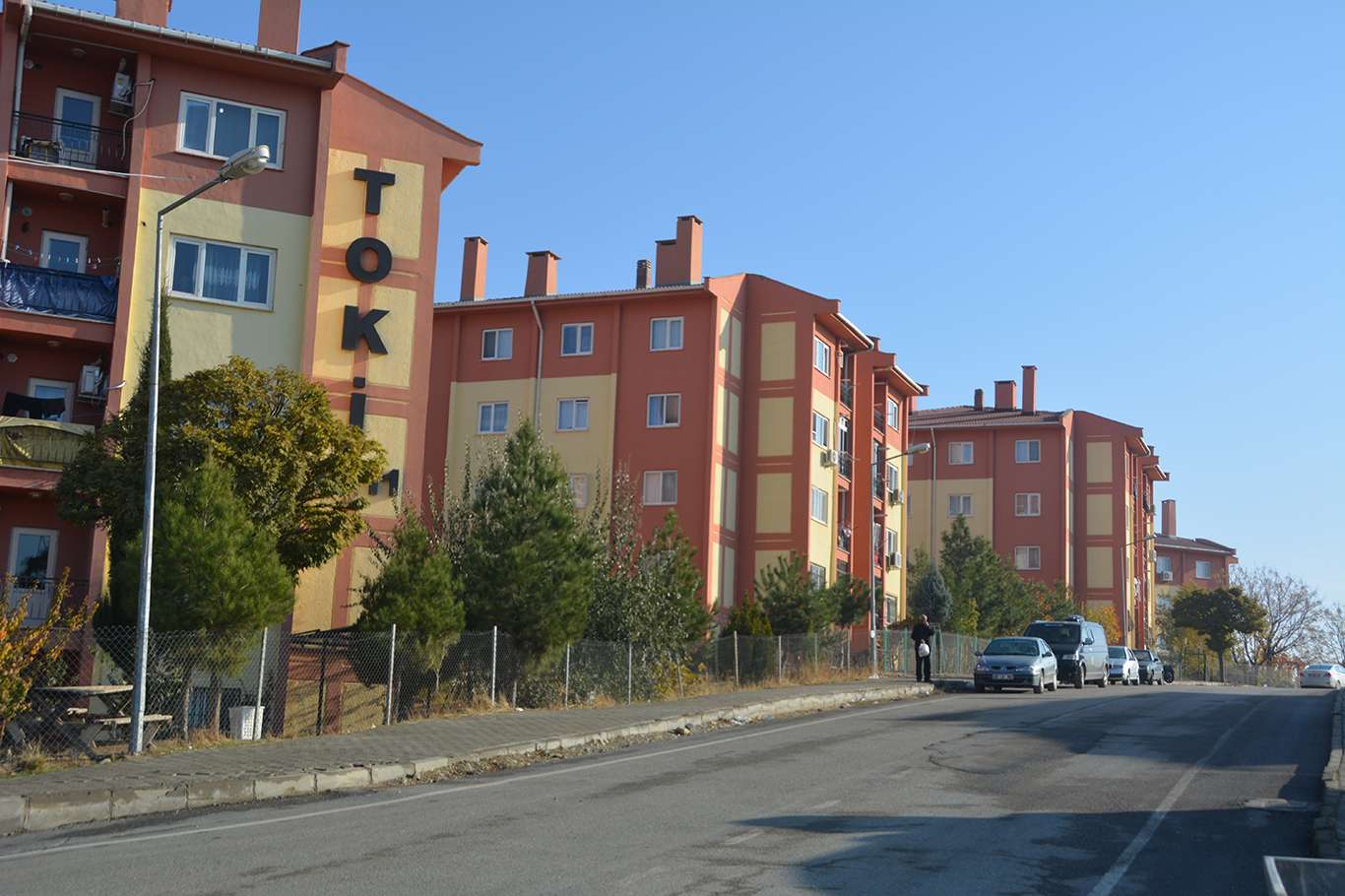 Askeri lojmanların bacalarından çıkan kömür dumanı vatandaşı mağdur ediyor